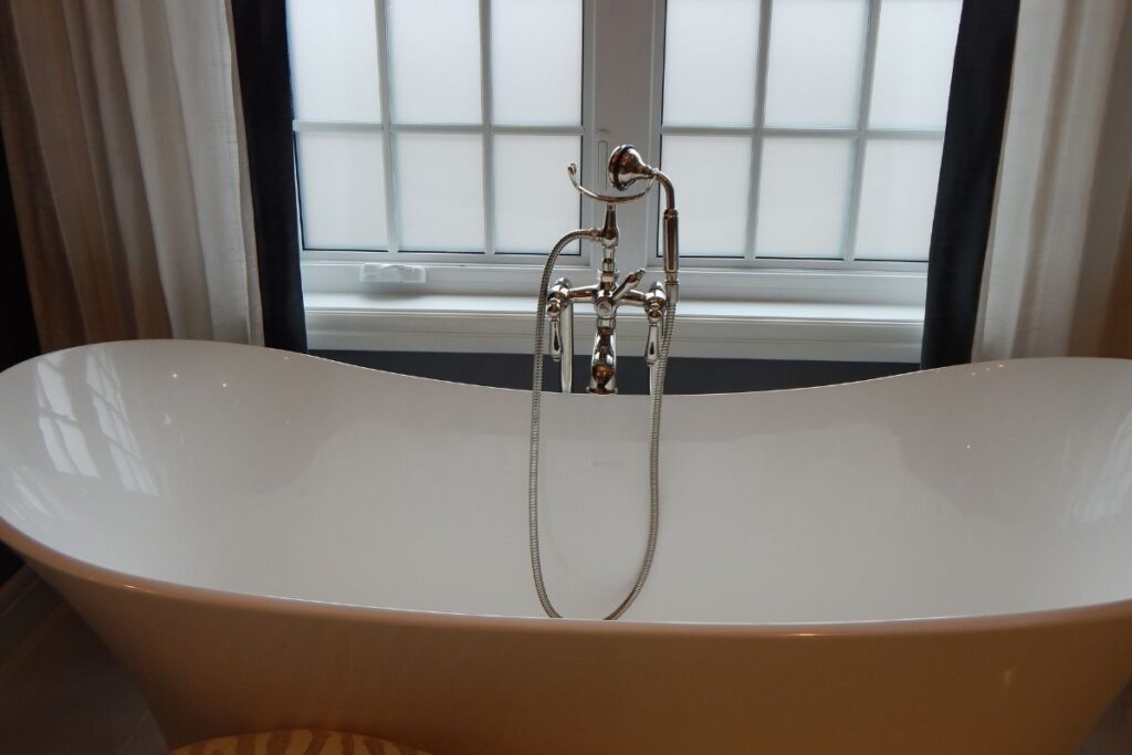 10 Bay Window Designs That Add Style To Your Home Bay Windows With A Bath Tub